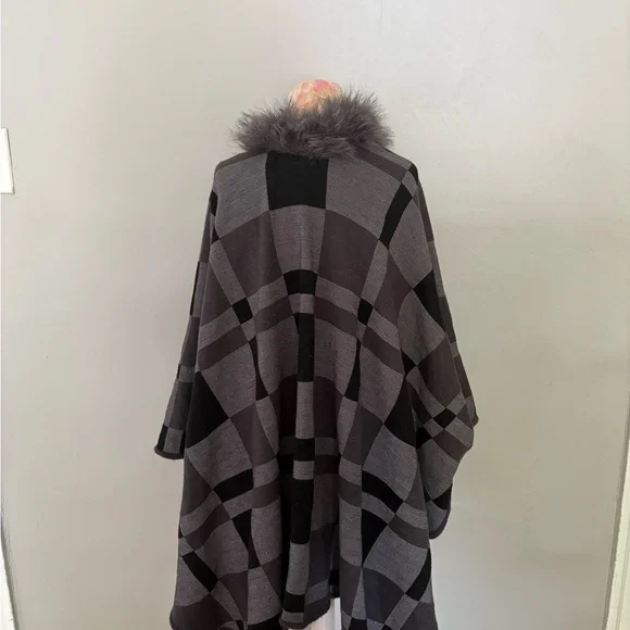 Elegant Women's Black and Gray Cape with Faux Fur Trim - Picture 2 of 3